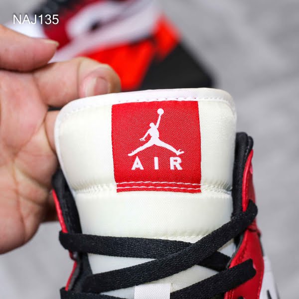 Giày Nike Air Jordan 1 Mid Chicago ‘White Toe’ Trắng Đỏ Rep 1:1