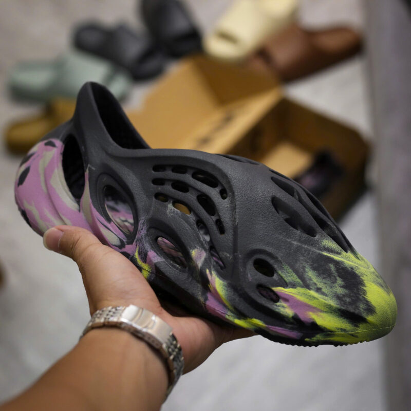 Giày Adidas Yeezy Foam Runner ‘MX Carbon’ Like Auth