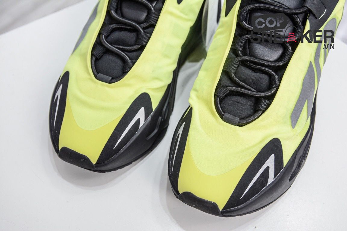 Giày Adidas Yeezy Boost 700 MNVN Phosphor Xanh Rep 1:1