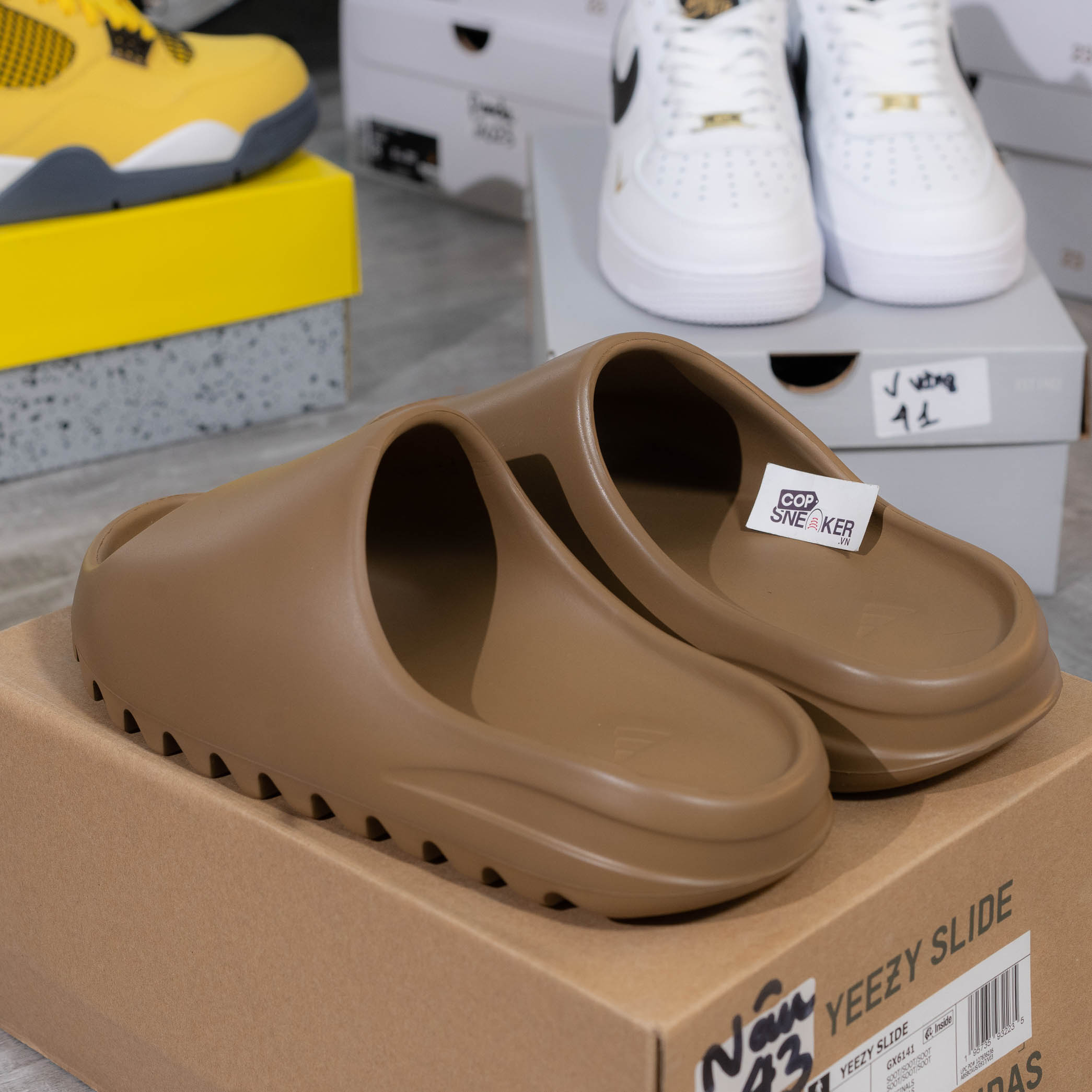 Dép Adidas Yeezy Slides ‘Earth Brown’ 