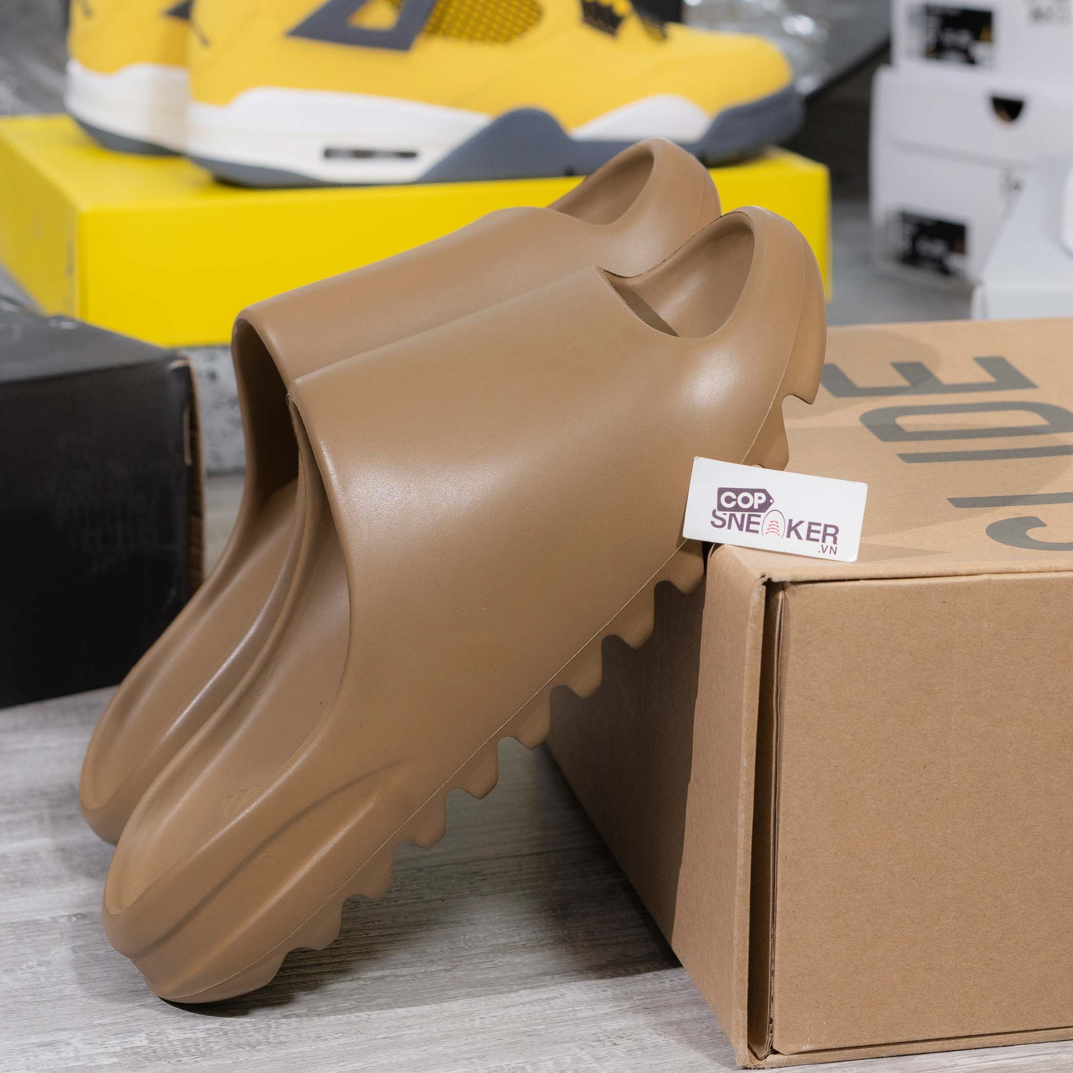 Dép Adidas Yeezy Slides ‘Earth Brown’ 