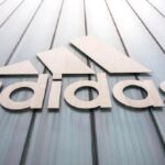 Adidas bị hạ xếp hạng tín dụng vì lượng hàng tồn Yeezy