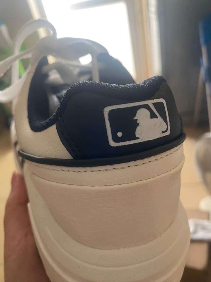 Check giày MLB chuẩn Rep 1:1 bằng cách quan sát phần logo được in trên giày