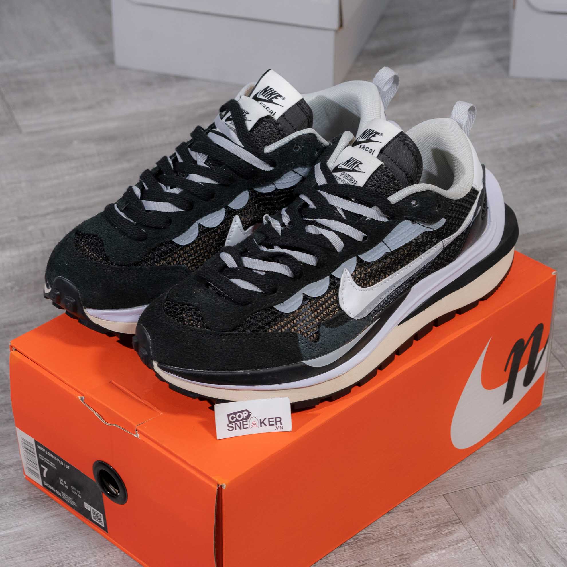 Giày Nike Sacai x VaporWaffle ‘Black White’