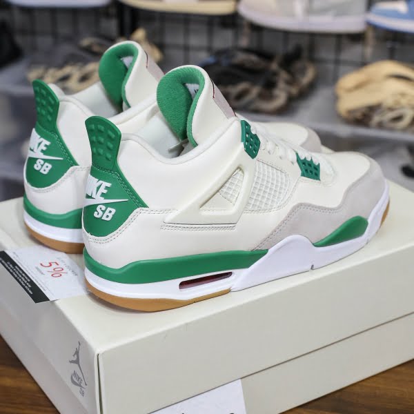 Nike Air Jordan 4 Retro ‘Pine Green’