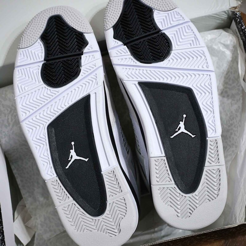 Nike Air Jordan 4 Retro ‘Military Black’