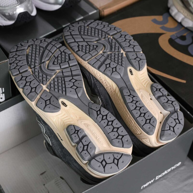 New Balance 2002R ‘Vintage Black’