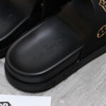 Dép Louis Vuitton nam màu đen họa tiết hoa vàng Best Quality