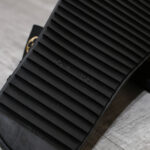 Dép Louis Vuitton nam màu đen họa tiết hoa vàng Best Quality