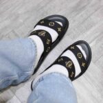 Dép Louis Vuitton nam màu đen họa tiết hoa vàng Best Quality