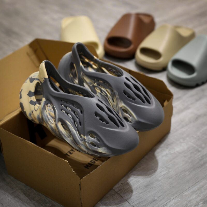 Giày adidas Yeezy Foam Runner ‘MXT Moon Grey’