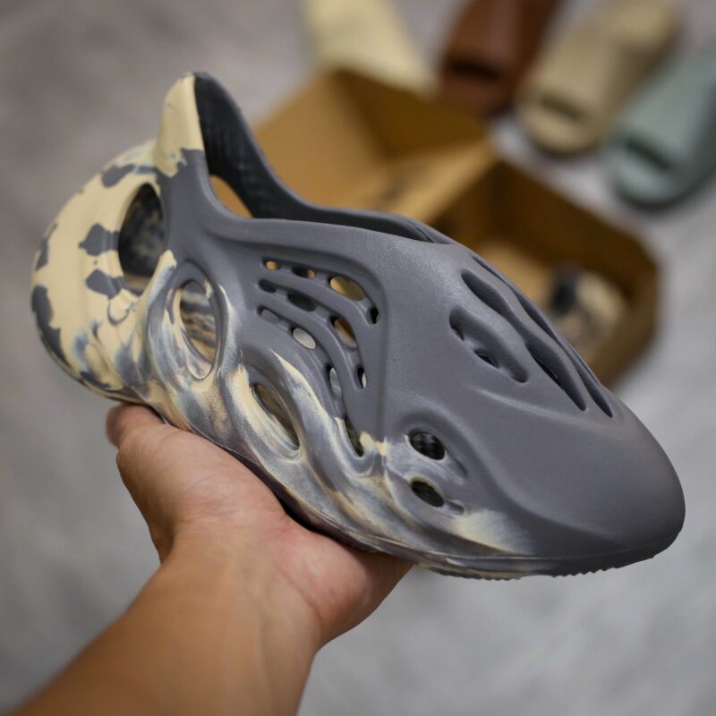 Giày adidas Yeezy Foam Runner ‘MXT Moon Grey’