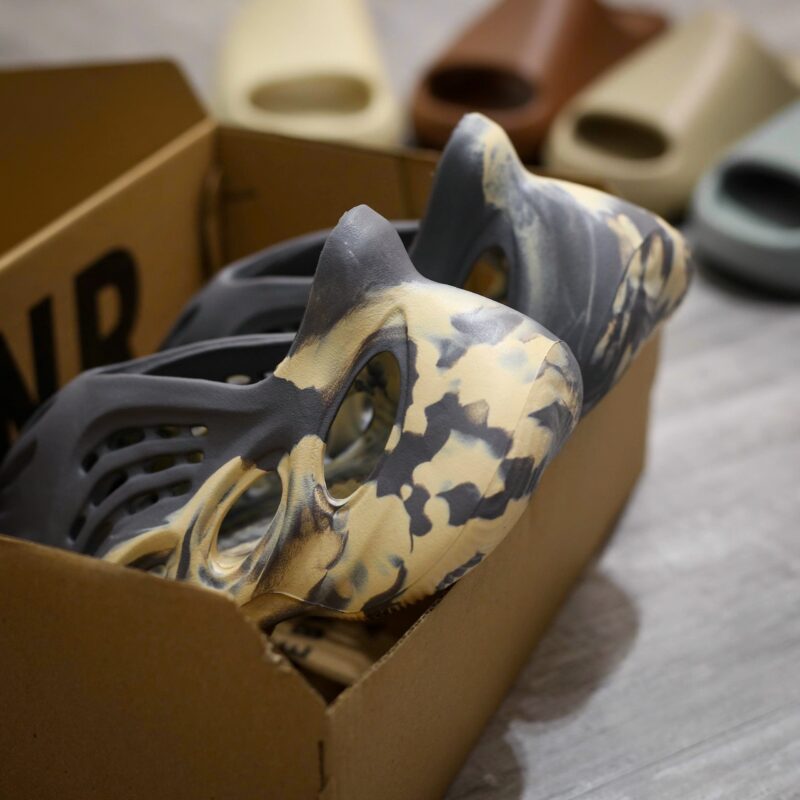 Giày adidas Yeezy Foam Runner ‘MXT Moon Grey’