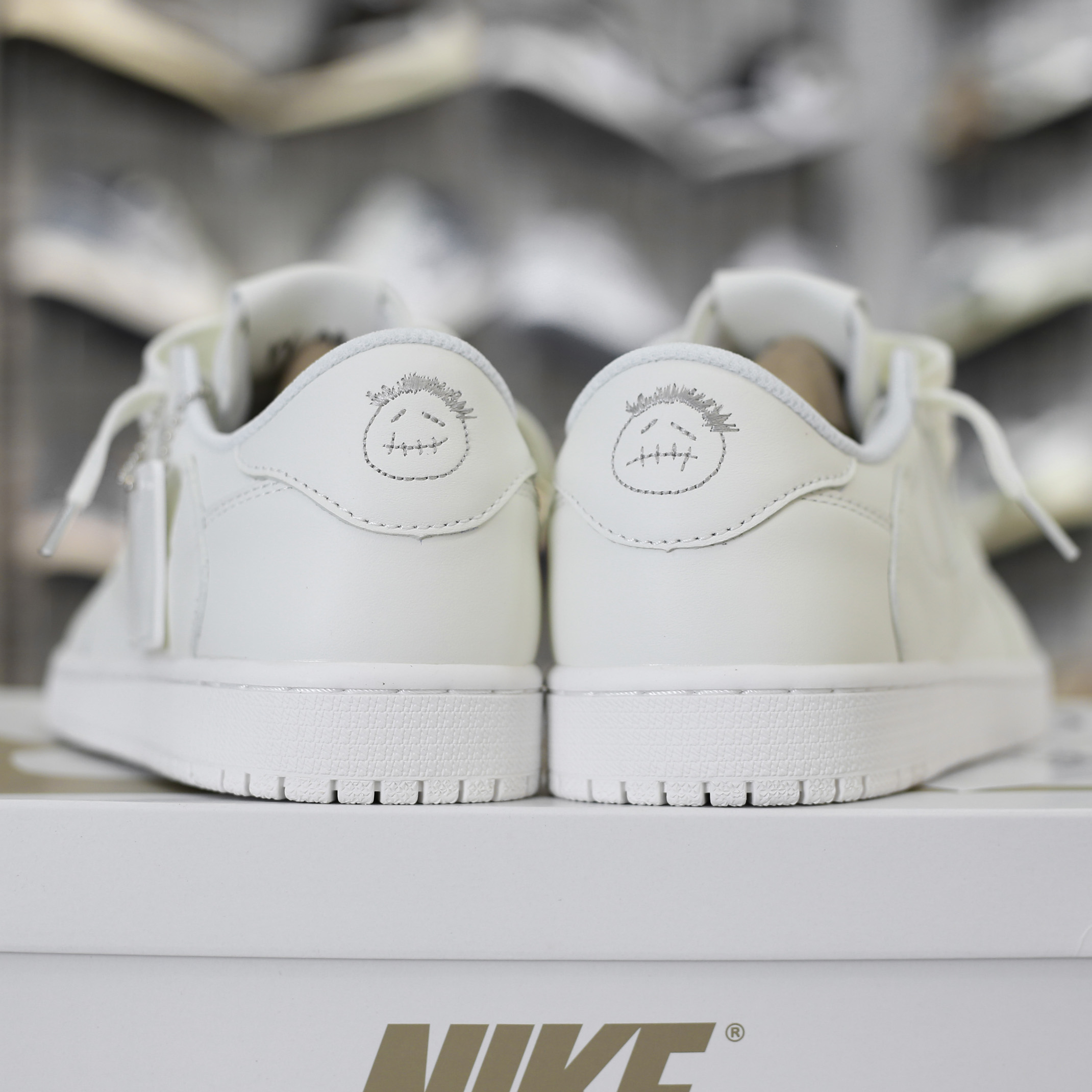 white nike jordan low