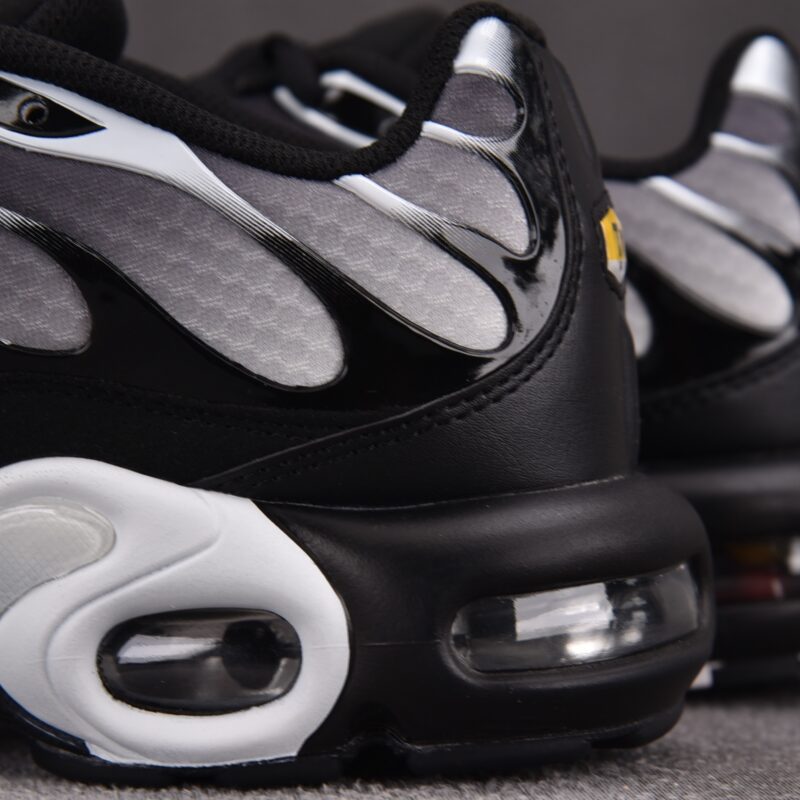 (BEST) Nike Air Max Plus 'BLACK METALLIC SILVER'