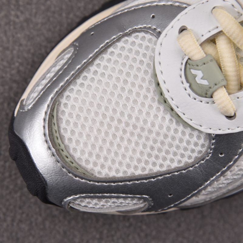 (BEST) New Balance 204L Silver Metallic 'Sage Green'